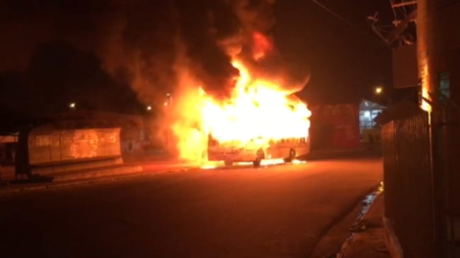 Imagem encaminhada ao Blog de um dos ônibus que tocaram fogo