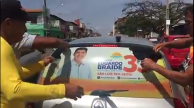 Eleitores de Eduardo Braide rasgam adesivo após serem enganados