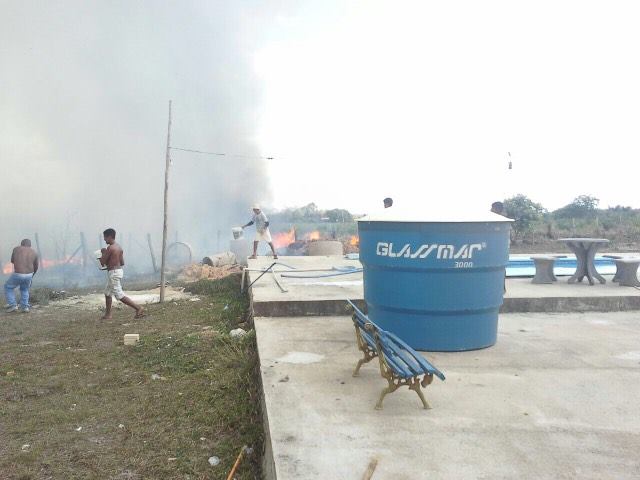 População toca fogo em propriedade de prefeito