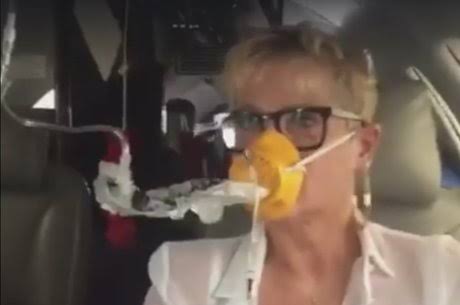 Xuxa dentro do avião com máscara de oxigênio 