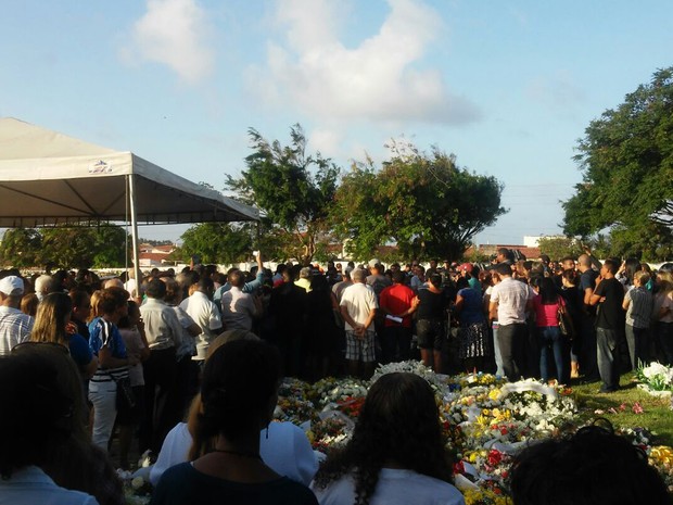 Familiares, amigos e admiradores participam do sepultamento do deputado federal João Castelo