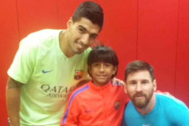 Manu ao lado das estrelas do Barcelona Suárez e Messi