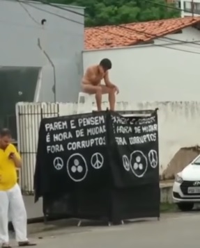 Homem nu em São Luís-MA durante protesto