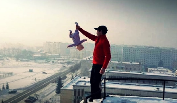 Russo coloca em perigo filha bebê para ganhar destaque na net