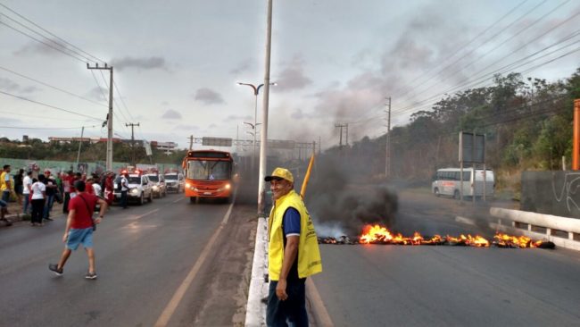 Manifestantes atearam fogo na via e interditaram as duas pistas em São Luís