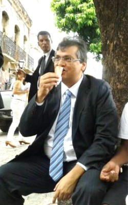 Flávio Dino comendo sorvete