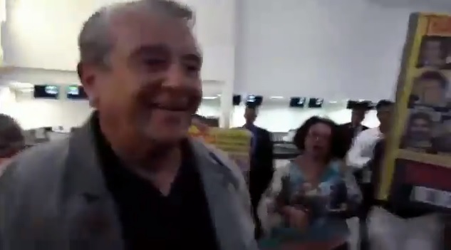 Zé Reinaldo passa vergonha no aeroporto de São Luís