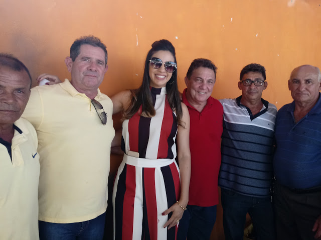 Daniela Cunha ao lado do marido Tema (camisa vermelha) e seu grupo político