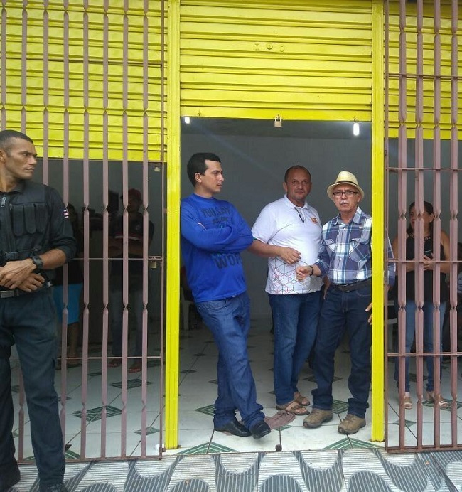 Fernando Furtado (de chapéu) na porta do sindicato revoltado com o resultado da derrota