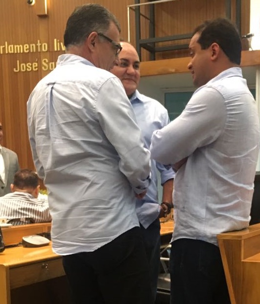 Fernando Sarney batendo papo com Weverton Rocha no Poder Legislativo