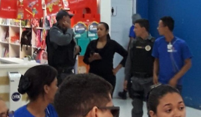 Policiais dentro do supermercado Mateus