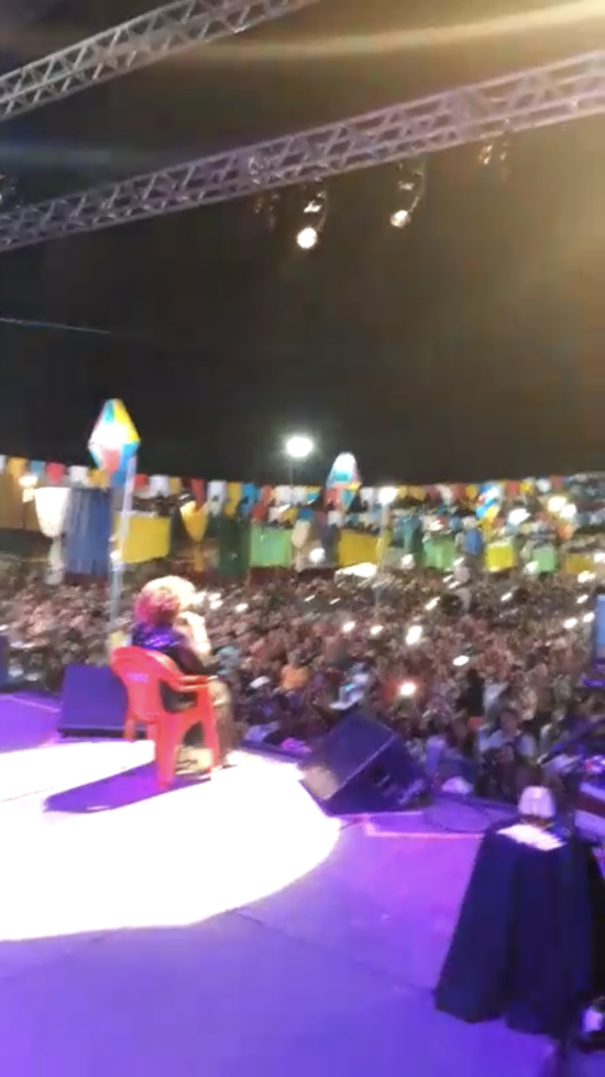 Alcione sentada deixa público indignado em São Luís