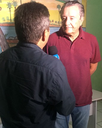 Zé Reinaldo dando entrevista após reunião política no interior