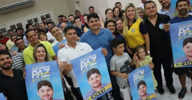 Guilherme Paz com correligionários e apoiadores no comitê de campanha