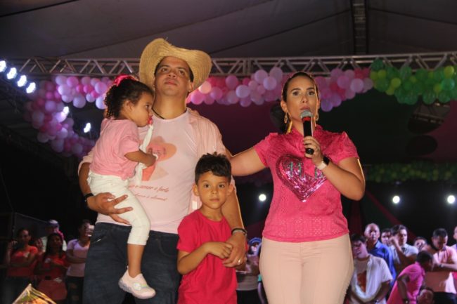 Thaiza Hortegal ao lado da família em seu último ato de campanha