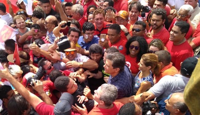 O candidato a presidente pelo PT, Fernando Haddad, durante caminhada em São Luís