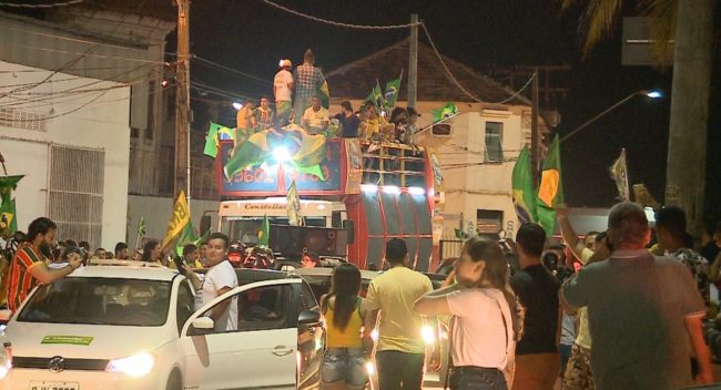 Eleitores pró-Bolsonaro se reuniram na noite deste domingo (28) na Avenida Beira-Mar, em São Luís