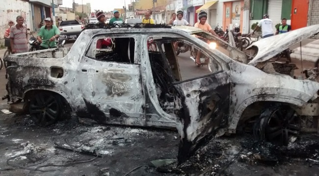 Durante ação em Bacabal os criminosos queimaram veículos