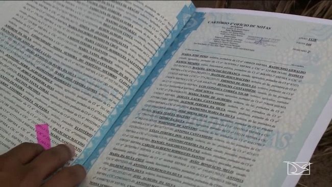 Moradores do Cajueiro mostram documento que alega posse da terra onde que está sendo desapropriada
