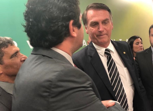 Lourenço cumprimentando Bolsonaro