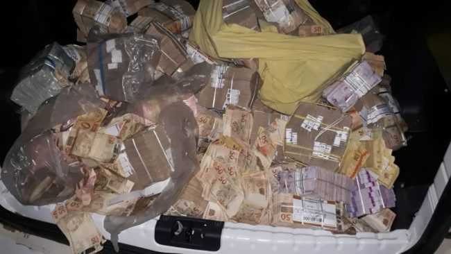 Parte do dinheiro recuperado pela Polícia e que estava nas mãos da população após assalto a banco em Bacabal