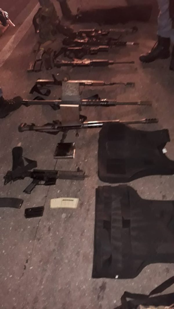Polícia apreendeu armas e munições que estavam em poder dos bandidos