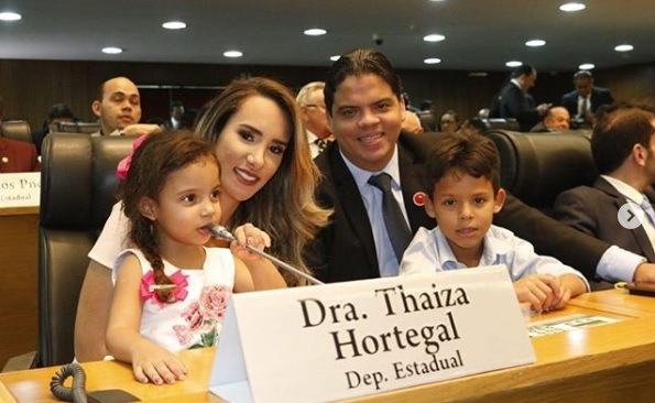 Deputada Thaiza Hortegal em seu assento no plenário da Assembleia na companhia da sua família