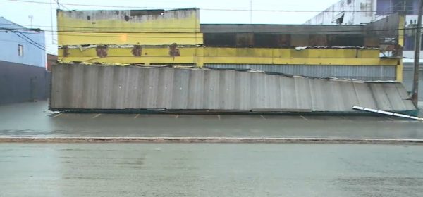 Marquise de estabelecimento comercial desabou na Avenida Kennedy durante chuva em São Luis