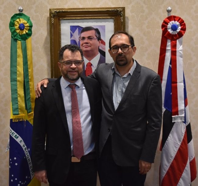 Prof. André Santos (à direita) assume a presidência da FAPEMA no lugar de Alex Oliveira (à esquerda)