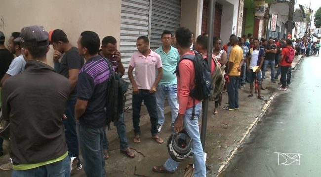 Desempregados madrugam no SINE em busca de trabalho em São Luís
