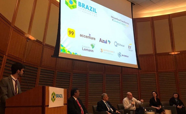 Flávio Dino no evento Brazil Conference, nos Estados Unidos, para onde foi levado por Jorge Paulo Lemman