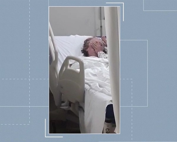 Imagem mostra o momento em que a filha tenta matar a própria mãe no hospital