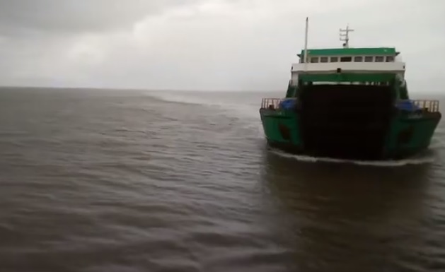 Momento em que o ferry boat se choca no outro