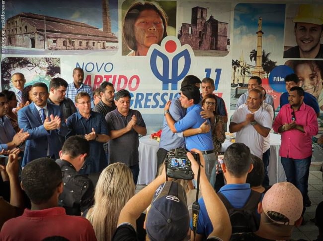 Rubens Jr. na sede do PP em São Luís, recebendo o apoio e abraço do deputado federal Fufuquinha