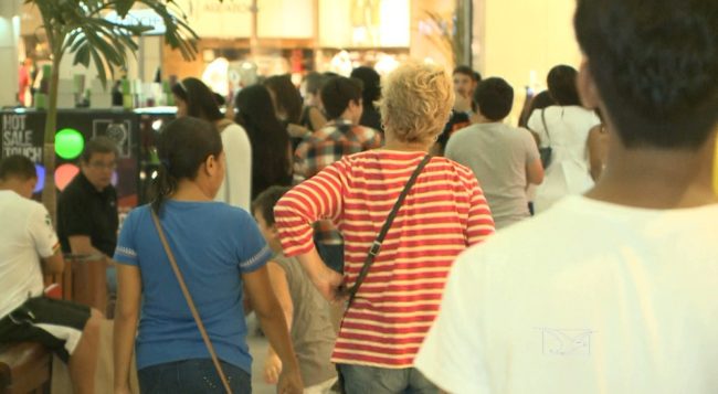 Consumidores fazem compras em shopping de São Luís (MA)