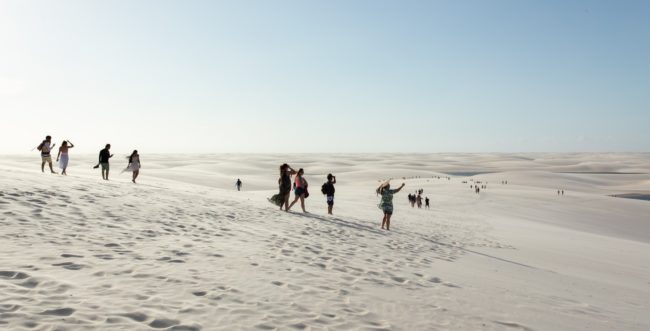 Turistas caminhando pelas dunas: próxima lagoa é objetivo a ser alcançado