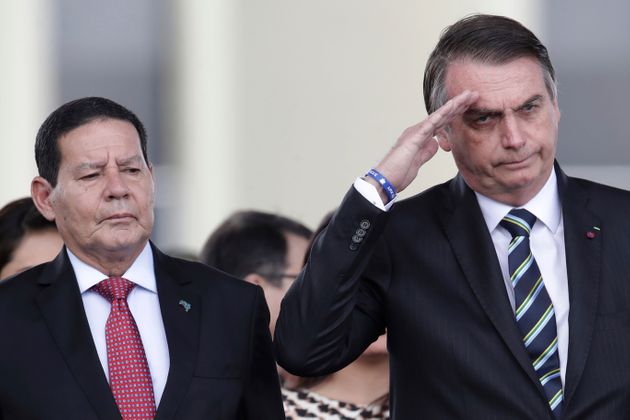Vice-presidente Hamilton Mourão ao lado do presidente Bolsonaro