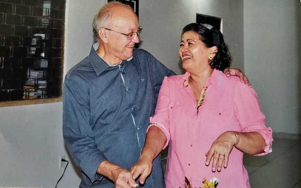 Promotor aposentado Almir Coêlho ao lado da esposa e prefeita Dídima