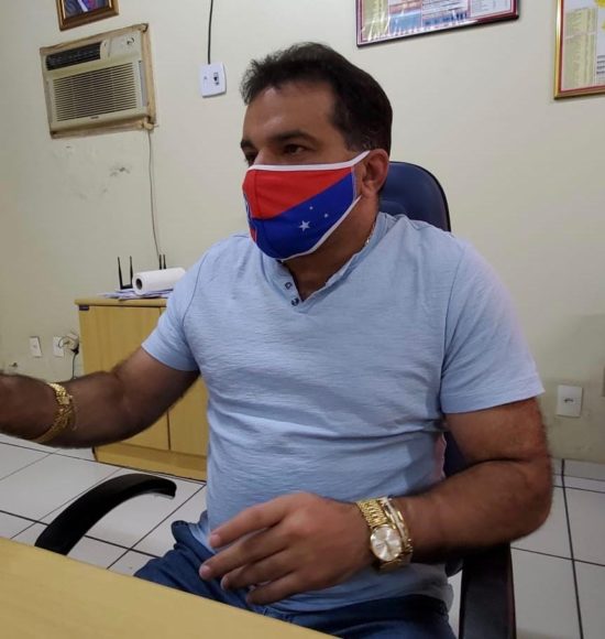 Deputado federal Josimar de Maranhãozinho fazendo propaganda partidária com máscaras faciais para proteção ao novo coronavírus