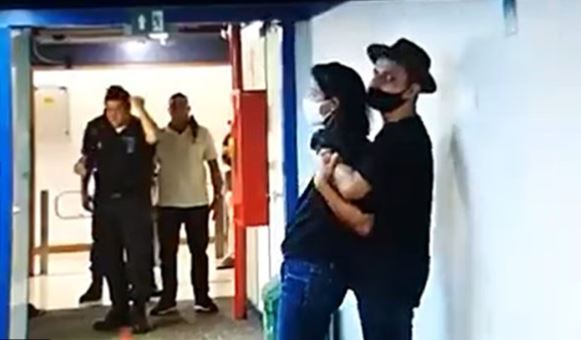 Homem fazendo repórter da TV Globo de refém dentro da emissora