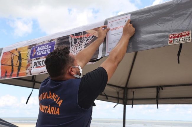 Após aglomeração registrada durante o domingo (26), Vigilância Sanitária realiza a interdição de estabelecimento na península da Ponta d'Areia em São Luís (MA)