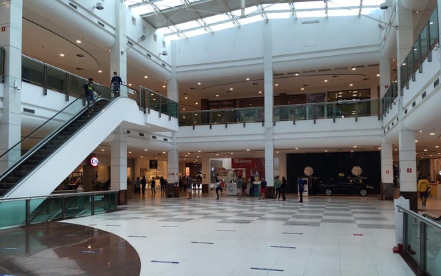 Praça de eventos em shopping center registra pouca movimentação em São Luís (MA)