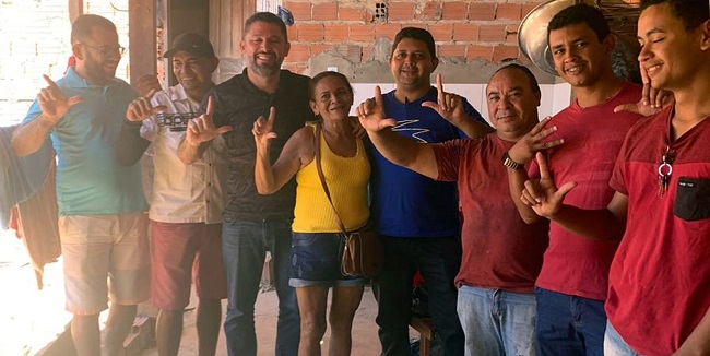 Hernando Macedo e os moradores do bairro Alto do Pacote, que declararam apoio a Leonardo Paz em Dom Pedro