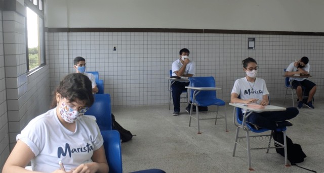 Volta às aulas presenciais em escola do Maranhão teve distanciamento entre cadeiras para os alunos