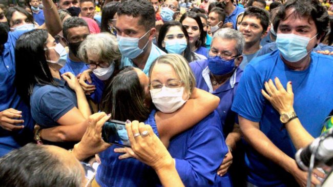 Dona Angélica recebe o carinho da população em Miranda