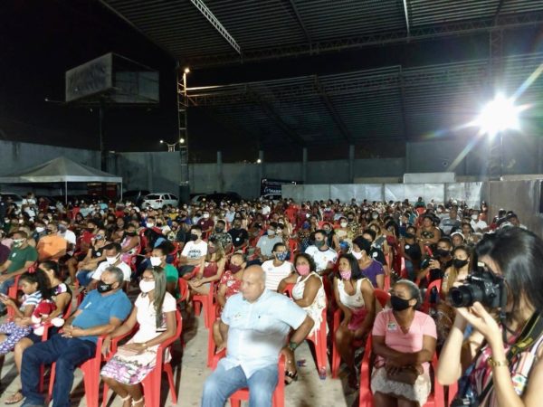 Grande número de eleitores acompanhando o discurso de Pinto Itamaraty Filho