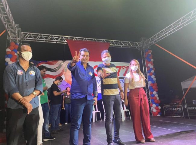 Candidato Alvaro Pires ao lado do prefeito Luciano e da deputada Thaiza Hortegal