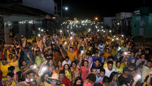 Milhares de pessoas levantando o celular com a luz em ato de apoio a Dida Tio Luís em Tuntum