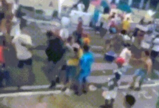 Vídeo mostra policial militar atacando jovem com golpe de voadora durante festa