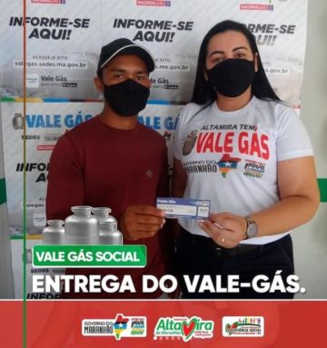Prefeita Ileilda do Queijo, de Altamira do Maranhão, realizando a entrega do Vale-Gás